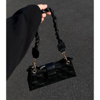 2024 秋と冬の新スタイルシンプルなスクエアエンボスデザイン黒脇の下バッグ女の子通勤クロスボディハンドバッグバッグ