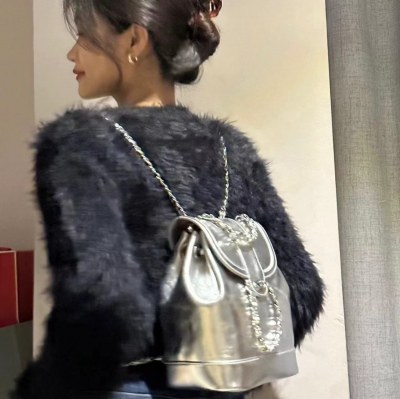Xiaoxiangfeng チェーンバックパック女性の 2024 新 Xiaohongshu スーパーホットバックパック 学生 人気のオイルワックスレザーショルダーバッグ