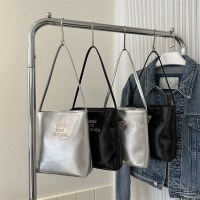 柔らかい革の大容量のファッショナブルな夏の通勤用ハンドバッグ、小さな新鮮で西洋風のワンショルダーアンダーアームバケットバッグ
