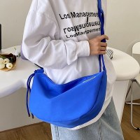 2024年の新しいトレンディなブランドの男性用クロスボディバッグ、カジュアルで多用途なショルダーバッグ、女性用のスポーツ団子バッグ、大容量の通勤用