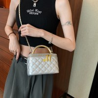 Xiaoxiang スタイルの小さなバッグ 2023 新フレンチダイヤモンドチェーンハイエンドハンドヘルドショルダーバッグ女性の小さな正方形のバッグ