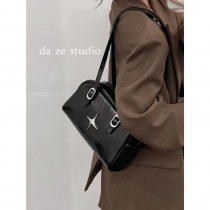 女性の新しいスタイルの高級大容量通勤ポータブル ボストンバッグ 、今年人気のホットガールトートバッグ