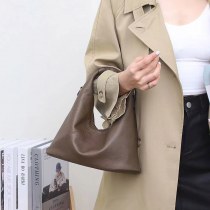 バッグ女性の第一層牛革脇の下バッグショルダー秋と冬のファッションカジュアル女性のハンドバッグ 本革 の質感クロスボディバッグ