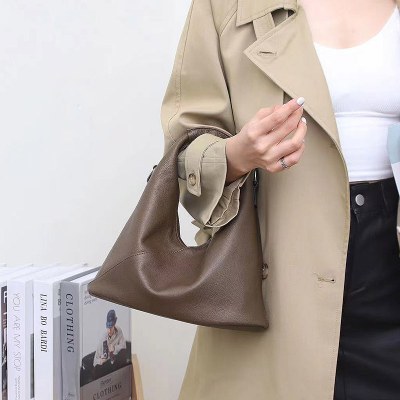 バッグ女性の第一層牛革脇の下バッグショルダー秋と冬のファッションカジュアル女性のハンドバッグ本革の質感クロスボディバッグ