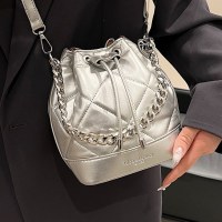 シンプルなひし形チェーンバケットバッグ2024新しいスタイルのトレンディなクロスボディバッグ