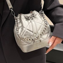 シンプルなひし形チェーンバケットバッグ2024新しいスタイルのトレンディなクロスボディバッグ