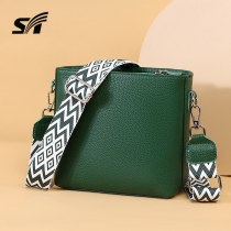 新しい 本革 バッグレディースニッチソリッドカラーワイドショルダークロスボディバッグハイエンドシンプルな脇の下バケットバッグ