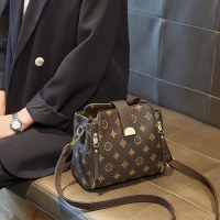 2024新しいレディースバッグ、レトロ、ハイエンド、ニッチ、大容量、ポータブル、ワンショルダー、斜め掛け、多用途、ファッショナブルなバケットバッグ