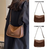 秋と冬の茶色のレトロなワンショルダー脇の下バッグ女性のための 2024 新しいクロスボディソフトレザー枕バッグデザインニッチ