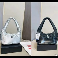 新しいソリッドカラーのNYアンダーアームバッグ、ハンドバッグ、斜め団子バッグ、光沢のあるシルバーのショルダーバッグ、クラウドバッグ
