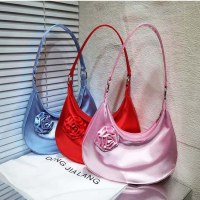 女性のためのバッグ 2024 新しいニッチデザインレトロサテン三日月バッグローズフラワーハンドバッグショルダー脇の下バッグ