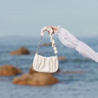 韓国の小さなショルダーバッグ 2024 新しい夏のショルダーハンドバッグ女性のニッチデザインクラウドバッグプリーツ脇の下クロスボディバッグ