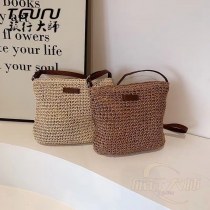 手作りのわら編みのカジュアルで万能な トレンド のシンプルなスモールレザーブランドのクロスボディバッグ
