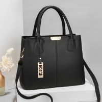 女性のためのバッグ 2024 春の新スタイルシングルショルダー斜め鉄ペンダント装飾大容量ポータブルマザーバッグ