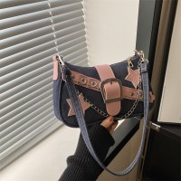 トレンディな人格セクシーなホットガール 2024 スター新カジュアルデニムチェーンポータブルワンショルダー脇の下バッグ女性のための
