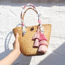 新しいわら織りハンドバッグ、女性用のファッショナブルで軽くて豪華な手織りバッグ、女性用のパーソナライズされたニッチデザインのトートバッグ