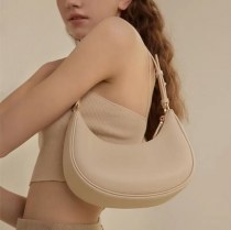 脇の下バッグ女性の夏のショルダークロスボディニッチデザインバゲットバッグ三日月インバッグ女性のためのハイエンド