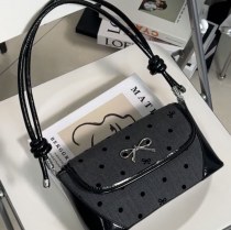 2024年の新しいニッチ デザイン のリボン水玉バゲット脇の下バッグ、ファッショナブルで多用途な通勤ショルダークロスボディバッグ