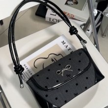 2024年の新しいニッチデザインのリボン水玉バゲット脇の下バッグ、ファッショナブルで多用途な通勤ショルダークロスボディバッグ