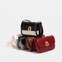 Aライン ロック サドルバッグ、小さなスクエアバッグ、新しいハイエンドのコントラストカラーのシングルショルダークロスボディバッグ、女性のニッチ通勤脇用バッグ