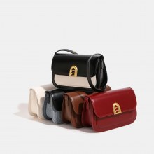 Aラインロックサドルバッグ、小さなスクエアバッグ、新しいハイエンドのコントラストカラーのシングルショルダークロスボディバッグ、女性のニッチ通勤脇用バッグ