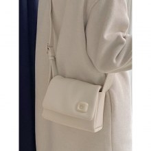 女性用バッグ 2024年の新しいトレンディで多用途なフレンチスタイルのニッチテクスチャデザインのクロスボディレディースバッグが今年人気です