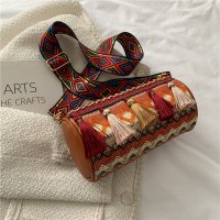 2024 春の新タッセルレディースバッグファッションエスニックスタイルコントラストカラー刺繍糸円筒形レディースバッグクロスボディバッグショルダーバッグ