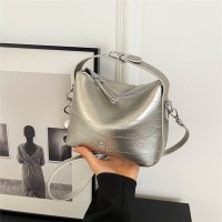 新しいランチボックスバッグ、多用途のニッチファッションハンドバッグ、トレンディでハイエンドな都会的なシンプルなショルダークロスボディバッグ
