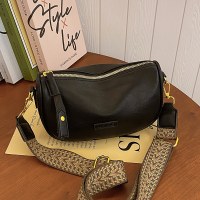 今年人気のボストンバッグは、秋冬に多用途でファッショナブルです、新しいニッチなブロードバンドメッセンジャーバッグ、女性のレトロなピローバッグ