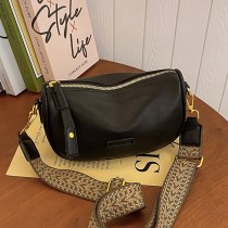 今年人気の ボストンバッグ は、秋冬に多用途でファッショナブルです、新しいニッチなブロードバンドメッセンジャーバッグ、女性のレトロなピローバッグ