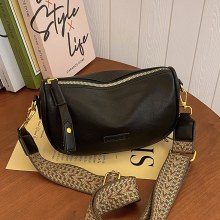今年人気のボストンバッグは、秋冬に多用途でファッショナブルです、新しいニッチなブロードバンドメッセンジャーバッグ、女性のレトロなピローバッグ
