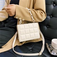小さなバッグ女性の人気の新しいスタイルのトレンディなチェーンひし形シングルショルダークロスボディインターネットセレブシンプルなポータブル小さなスクエアバッグ