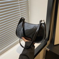 女性のためのハイエンドバッグ 2024 新しいバゲットバッグ、レトロポータブル脇の下バッグ、西洋スタイルの女の子のショルダーバッグ、パテントレザーの小さなバッグ
