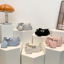 小さな新鮮な義母バッグ女性のための 2024 春の新ワイド ショルダーストラップ シングルショルダークロスボディバッグカジュアル個性夏の女性のバッグ