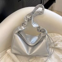 ショルダークロスボディプリーツ脇の下ガールホットガールバッグ 2024 夏の新しいハイエンドの女性のバッグ