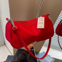 女性のための赤いバッグ 2024 新しいスタイルのハイエンドショルダーポータブル脇の下バッグニッチデザインシンプルな多目的通勤バッグ
