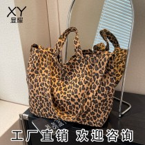 ヒョウ柄キャンバス通勤怠惰なスタイルバッグ女性のための 2024 貿易ファッションポータブル大容量シングルショルダーママバッグクロスボディ