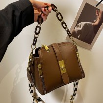 今年の女性のための人気バッグ 2023 新作 トレンド 秋冬多用途ワイドバンドシングルショルダークロスボディバッグファッショナブルなバケットバッグ