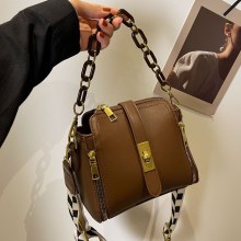 今年の女性のための人気バッグ 2023 新作トレンド秋冬多用途ワイドバンドシングルショルダークロスボディバッグファッショナブルなバケットバッグ