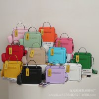 女性のトレンディなバッグ 2024 新しいハンドバッグ人気のレターショルダーバッグ無地クロスボディバッグバッグ