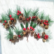 赤い果実のクリスマス リース、模擬松葉と松の花の花束、手作りのホーム ウェディング DIY 装飾材料と小さなアクセサリー