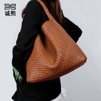 2024年の新しい大容量の女性用義母バッグ、ファッショナブルな脇の下のワンショルダー手編みの柔らかい質感の女性用バッグ