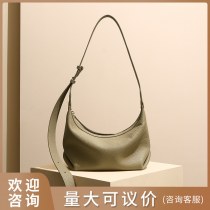 新しい第一層牛革団子バッグ、ニッチな デザイン 、ファッショナブルで多用途な脇の下バッグ、高級本革ショルダークロスボディバッグ