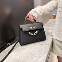 女性のためのファッショナブルなポータブルケリーバッグ 2024 新しいスタイルのハイエンドでスタイリッシュなワンショルダークロスボディバッグ通勤多目的小型スクエアバッグ