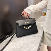 女性のためのファッショナブルなポータブルケリーバッグ 2024 新しいスタイルのハイエンドでスタイリッシュなワンショルダークロスボディバッグ通勤多目的小型スクエアバッグ