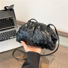 新しい気質織りレディースバッグクラウドバッグサマースタイルレディース多用途ハイエンドバッグニッチシングルショルダークロスボディバッグ