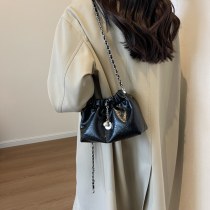サマーチェーンバッグレディースニッチ デザイン 2024新しいショルダーバッグハイエンドクロスボディバッグファッショナブルなバケットバッグ