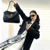 新しい本革ロデオバッグ、ハイエンドロック脇の下バッグ、女性用ショルダークロスボディカジュアル通勤ケリーバッグ