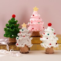 完成したクリスマスツリー、純粋に手作りの糸で編んだクリスマスギフトオーナメント、親友へのホリデークリエイティブギフトデコレーション