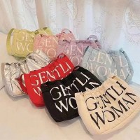 タイのトレンディなブランドレターキルティング脇の下バッグ女性のための 2024 新しいダウンコットンシュークリーム大容量巾着バッグ